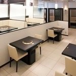 黒毛和牛焼肉 肉處 きっしゃん - 白を基調とした広々と開放感のある店内。
