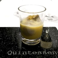 カンテサンス - ②とうもろこしの冷たいスープ
                    スープの中に焼きとうもろこしのシャーベット入り。
                    とうもろこしのヒゲをフリットに。
                    去年TACUBOでいただいたのも美味しかったけどこれもイイ♡