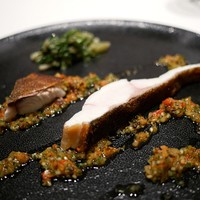 カンテサンス - ⑧石鯛
                    皮目がパリッと香ばしい
                    一度サクっと焼き上げてからオーブンで火を通す。
                    ドライトマト・水菜・胡桃・クミンをビネガーで。 
                    蕗の中にカッペリーニを入れる細かい仕事。イタリアのおかひじき使用