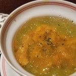 馳走 啐啄一十  - (01)うすい豆(愛媛県松山産)の豆腐、蝦夷馬糞雲丹(北海道厚岸産)載せ、羅臼昆布出汁のジュレ掛け
      うすい豆の青い香りとその甘さに初夏の訪れを感じます
      蝦夷馬糞紫雲丹は豊潤な旨みと甘みが印象的です