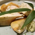 馳走 啐啄一十  - (04)本ミル貝(愛知県産)の紐&肝の炙り
      産卵期は春～秋、旬は春
      紐は抜群の旨みで噛む程に溢れ出します
      肝は苦味が無く甘くて旨みが濃い
      切り分けた各々の火入れが異なり、計算された美味しさが素晴らしい