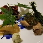 馳走 啐啄一十  - (05)煮黒鮑(三重県伊勢志摩産、90℃で6時間煮たもの)の肝ソース掛け青のり載せ
      
      (06)蓮芋(産地聞き忘れ)
      
      (07)真蛸(香川県坂出沖産)の軟らか煮