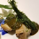 馳走 啐啄一十  - (05)煮黒鮑(三重県伊勢志摩産、90℃で6時間煮たもの)の肝ソース掛け青のり載せ
      黒鮑は柔らかく噛むほどに旨みが拡がり、肝ソースの磯の薫り、川のりの清廉な薫りが鼻腔を抜けていきます。