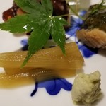 馳走 啐啄一十  - (06)蓮芋(産地聞き忘れ)
      パッと見は蕗かなと思いましたが、サトイモ科の蓮芋だそう。
      薄味で煮てありますが、蕗よりも甘みがあり、独特のシャキ感もあります。
      こういう優しい味わいも良いですね♪