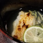 馳走 啐啄一十  - (08)炭火焼き赤甘鯛(静岡県駿河湾産、サスエ前田魚店)と蓴菜(広島県黒瀬産)、利尻昆布と鮪節のお椀
      赤甘鯛は上品な脂が活性化して旨みと甘みが素晴らしい
      蓴菜は朝摘みならではの透き通った極上の寒天質