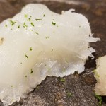 馳走 啐啄一十  - (09)虎魚(愛媛県来島海峡産、3日寝かせ)
      産卵期は初夏～夏、通年を通して美味しい。
      削ぎ落とした魚本来の味わいを時間を掛けて旨みを引き出しています。
      昆布〆ではない虎魚のみの旨みに凄みを感じます♪