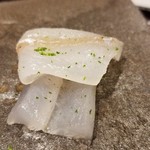 馳走 啐啄一十  - (11)白鱚(山口県産、3日寝かせ)
      産卵期は初夏～秋、旬は春～夏。
      皮に独特の風味があり、薄皮を引いて皮下の旨みをダイレクトに味わいます。