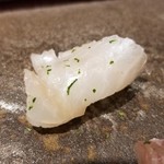 馳走 啐啄一十  - (12)鮴(メバル)(広島県豊島産、3日寝かせ)
      産卵期は晩秋~冬、旬は初夏~夏
      5月~6月は瀬戸内海だと真鯛よりも鮴、一番美味しい6月に向けて味わいが深くなりつつあります