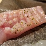 馳走 啐啄一十  - (13)金目鯛(静岡県駿河湾産、サスエ前田魚店、7日熟成)
      産卵期は夏、旬は秋～晩冬。
      金目鯛は脂のりは落ちつつある時期なので、季節の移り変わりに応じて、包丁を細かく入れ、旨みを感じ易くしてあります。