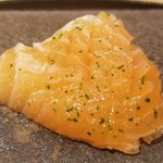 馳走 啐啄一十  - (16)桜鱒(北海道噴火湾産、5kg、背トロ、8日熟成)
      産卵期は晩冬～春、旬も晩冬～春。
      鮭と同じく海に下った山女魚が産卵のために遡上してきた時に獲れるのが桜鱒
      納得の美味しさで、嬉しいです♪