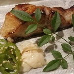 馳走 啐啄一十  - (17)黒鯥(静岡県駿河湾産、サスエ前田魚店)万願寺唐辛子、湯葉
      産卵期は春～初夏、旬は秋～初冬
      クロムツはムツ科ムツ属、ノドクロことアカムツはホタルジャコ科アカムツ属でそれほど近種では無いのです