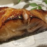 馳走 啐啄一十  - (17)炭火焼き黒鯥(静岡県駿河湾産、サスエ前田魚店)
      クロムツは箸を入れると蒸気が立ち昇り、皮はパリパリ、脂のりも良く美味しい～♪
      バイオレンスな脂の旨みが口の中で爆発します