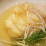 馳走 啐啄一十  - (18)鮎魚女(アイナメ)(愛媛県伊予灘産)の揚げ浸し、白葱、真昆布&いりこ、鰹節、鯖節、あご節の出汁のお椀
      鮎魚女の産卵期は秋～冬、旬は夏～冬
      鮎魚女に淡い琥珀色の出汁が滲みて穏やかで円やかな味わい