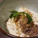 馳走 啐啄一十  - (21)白胡麻プリンの小豆餡のせ
      モチモチぶるぶるな食感と控えめな甘さ。
      な口溶け。
      こし餡も溶ける様な円やかさ。
      白胡麻の香りが宴の終演を彩ります。