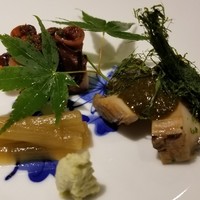 馳走 啐啄一十  - (05)煮黒鮑(三重県伊勢志摩産、90℃で6時間煮たもの)の肝ソース掛け青のり載せ
                    
                    (06)蓮芋(産地聞き忘れ)
                    
                    (07)真蛸(香川県坂出沖産)の軟らか煮