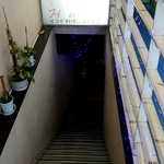 HOLIインド料理レストラン - 地下へ下りる階段