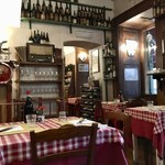 Cantine Barbaroux - 開店直後の店内、午後1時半に満席となる。ここもセリエA Torino Football Club S.p.A (Toro 雄牛) のクラブカラーでまとめられている。