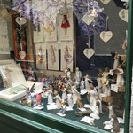 Cantine Barbaroux - 人形ディスプレイのある小さな店