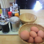 Maruyoshi - 卓上のゆで卵と調味料