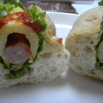 パン焼き小屋 - ソーセージのオムレツ風サンド 割面