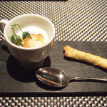 レストラン バカール - トピナンブールと牡蠣の春巻きのアミューズ