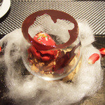 レストラン バカール - 薔薇の香りを閉じ込めたフランボワーズとショコラの球体のパフェ