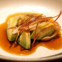 焼鶏 ひらこ - アボカドと茗荷　特製ダレで