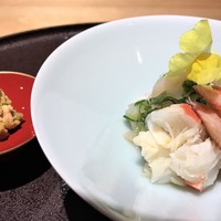 馳走 啐啄一十  - オホーツクの脱皮仕立の若蟹 蟹ミソ 本ミル貝と胡瓜 金魚草 土佐酢で