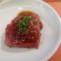 鮨 そえ島 - ミンククジラ新玉ねぎのタレ