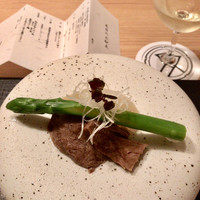 肉亭ふたご iki 本郷三丁目店 - 新玉葱と牛筋煮込み