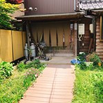 さまのこ屋 - 後ろの駐車場からの入り口