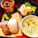 さまのこ屋 - 右上酢の物はワラビの酢味噌に沢山の野菜、上に黄色の甘いゼリーが乗ってます。右下、沢山の具にかぼちゃの煮物がゴロっと入ってます。