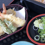 道の駅 いながわ そばの館 - エビ２尾、シシトウ２個、サツマイモとシイタケ