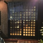 鳥田中 - お店の入口です　本日も予約で満席です