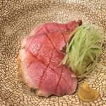 鳥田中 - イイダコの卵をローストビーフで包みました　これがお通しってすごい