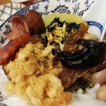 Lhong Tou Cafe - 朝粥具材ご飯に入れたとこ