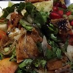 Bamboo Pub&Restaurant - 香辛料、ドレッシングたくさんの野菜、肉に似た何か