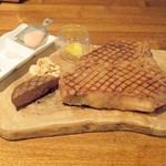 ラ プランシュ - フランスシャロレーTボーンステーキ600gと付け合わせの山形尾花沢牛雪降り和牛のモモ肉