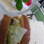 サンタナ - ミックスサンドセット660円税込 黒い粒々は黒胡椒をふったやつなので気にしないでください