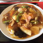 松華飯店 - 2019年5月。五目焼きそば750円。スープ付き。