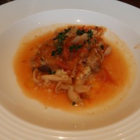 キハチ 青山本店 - 伊達鶏とフレッシュトマト、筍の柔らか煮込み 春野菜のクスクスプラフ添え