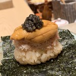 鮨 由う - 北海道噴火湾産 毛蟹と福岡産アカウニ軍艦 
      由うオリジナルキャビアのせ