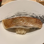 鮨 由う - 長崎対馬産 ノドグロ 紅瞳の塩焼き 
      シャリに乗せて