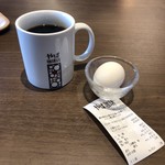 やば珈琲店 - モーニングセットはコールスローとおにぎりとゆで卵で+140円だが、ゆで卵だけでも+14０円なのだ。（涙）