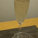 ル・レーヴ・アンシュマン - 一杯目：シャンパン。キリリッとしてスターターにピッタリ