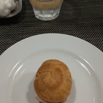 ル・レーヴ・アンシュマン - 一皿目：プチシューに詰めた生ハムとクリームチーズのムース