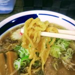 手打ちラーメン 森清 - 麺にちょっと甘い感じの味が絡む。