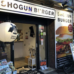 ショーグンバーガー - 外観です。周囲には歌舞伎町の怪しげなお店がたくさんあります。