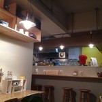 One da full day cafe - ワーゲンバスの本などが。オーナーが乗っているらしい。