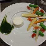 ル・レーヴ・アンシュマン - 三皿目：ホワイトアスパラのブラマンジェ、新緑の野菜と共に